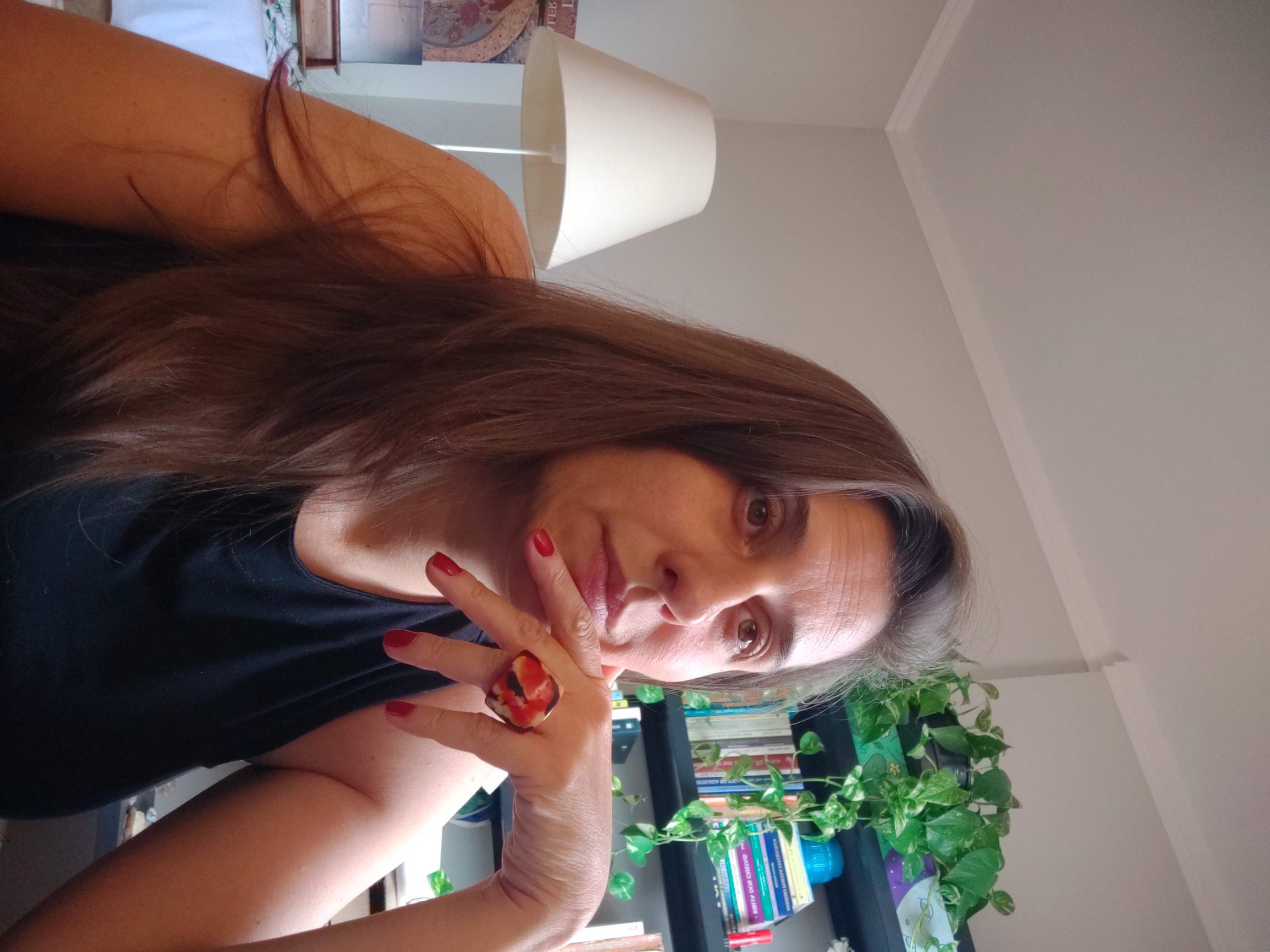 Bruna Pacheco em um momento reflexivo em seu espaço de trabalho