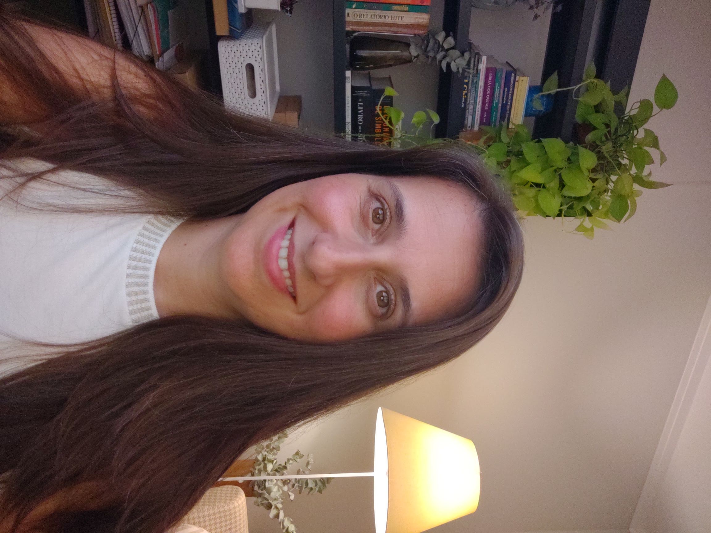 Retrato de Bruna Pacheco em seu espaço de trabalho